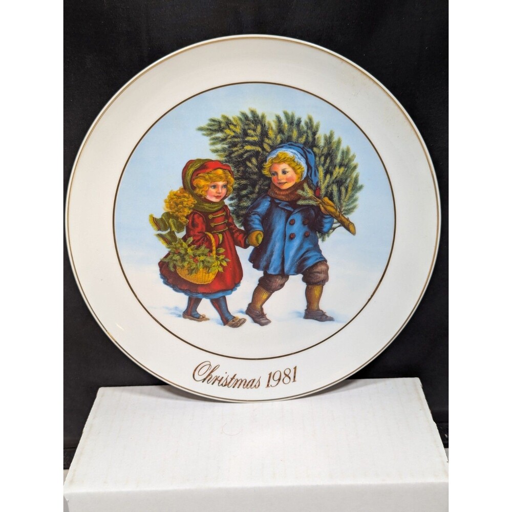 Avon Vintage 1981 Christmas Plate Sharing The Christmas Spirit 22K Gold Trim